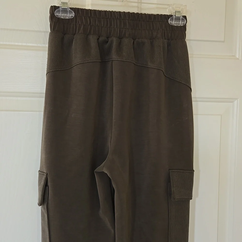 Evereve Ari Cargo Joggers - Picture 7 of 12